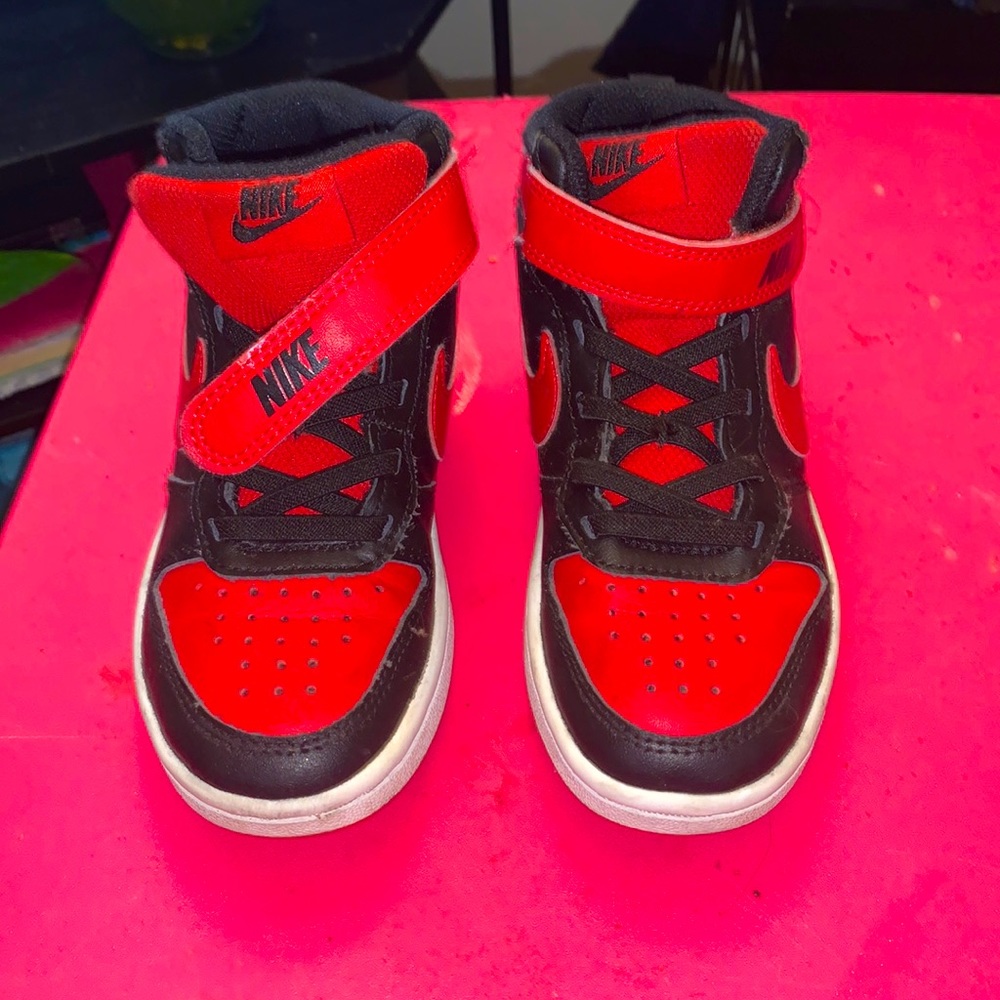 Black/ Red Nike Tennis Shoes